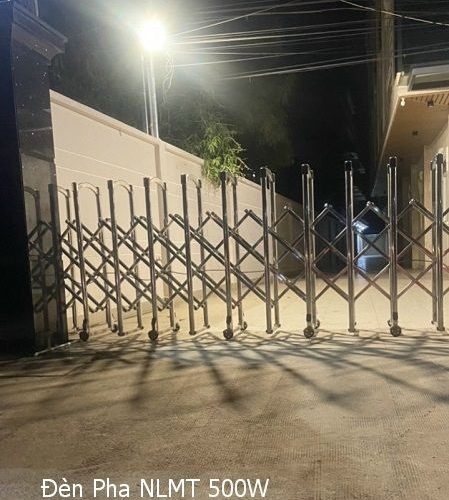 Đèn Năng Lượng Mặt Trời Chiếu Sáng Tàu Biển & Sân Bóng 500W h5